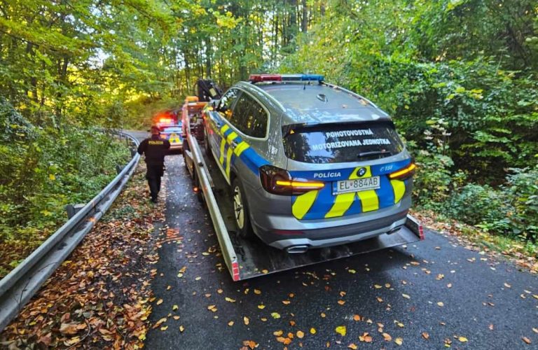 poškodené policajné auto