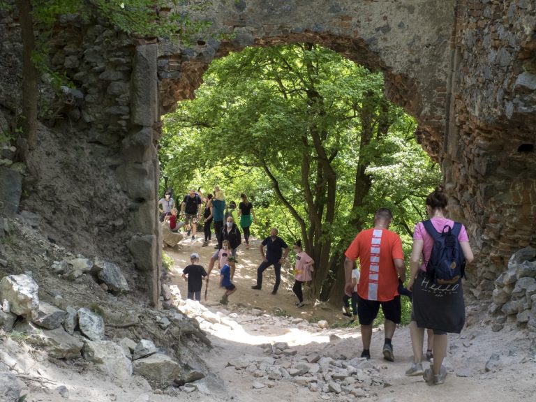 Turistika na zrúcaninu hradu Pajštún v Malých Karpatoch obec Borinka