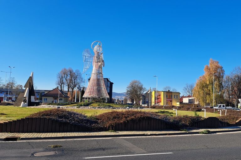 Poprad: Na kruhový objazd pri dome kultúry priletel anjel, je dominantou Vianoc