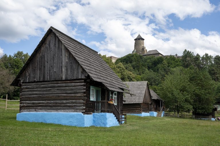 Ľubovniansky skanzen v Starej Ľubovni je obľúbeným turistickým miestom