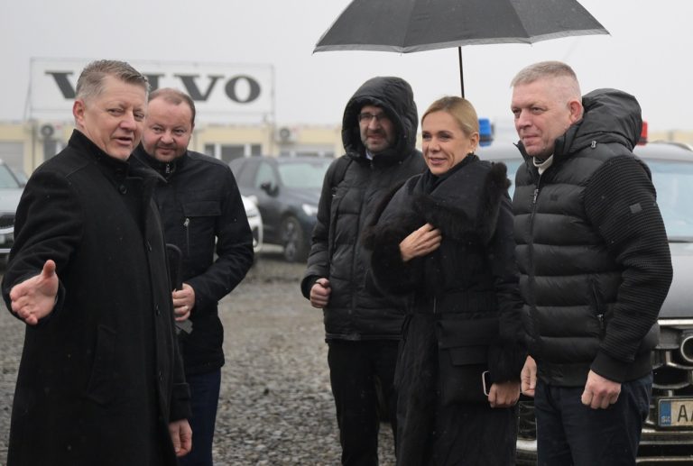 Predseda vlády SR Robert Fico a podpredsedníčka vlády a ministerka hospodárstva SR Denisa Saková navštívili Priemyselný park Valaliky a stretli sa s predstaviteľmi spoločností Valaliky Industrial Park a MH Invest