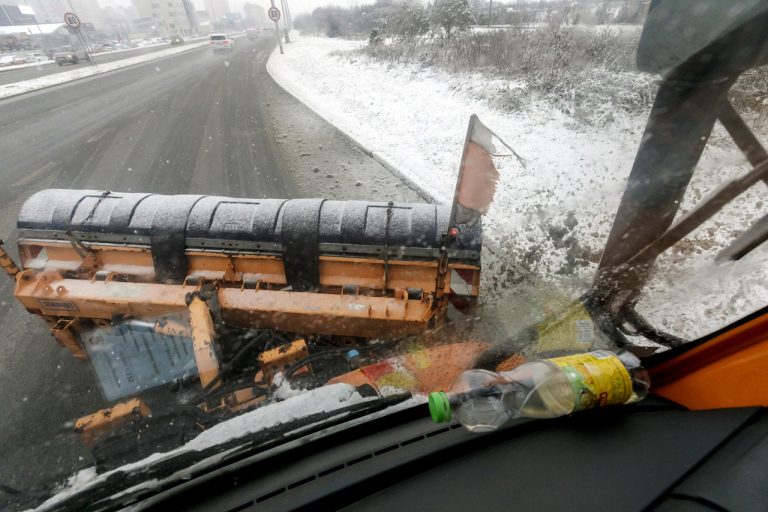 snežný pluh zimná údržba cesty