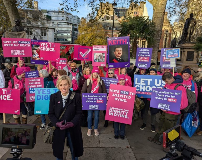 Organizácia Campaing for Dignity of Dying sa zhromaždila pred britským parlamentom aby vyjadrila podporu zákonu o asistovanej smrti