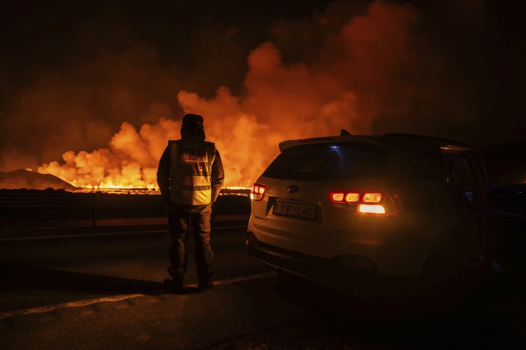 Na polostrove Reykjanes na Islande sa opäť začala sopečná erupcia