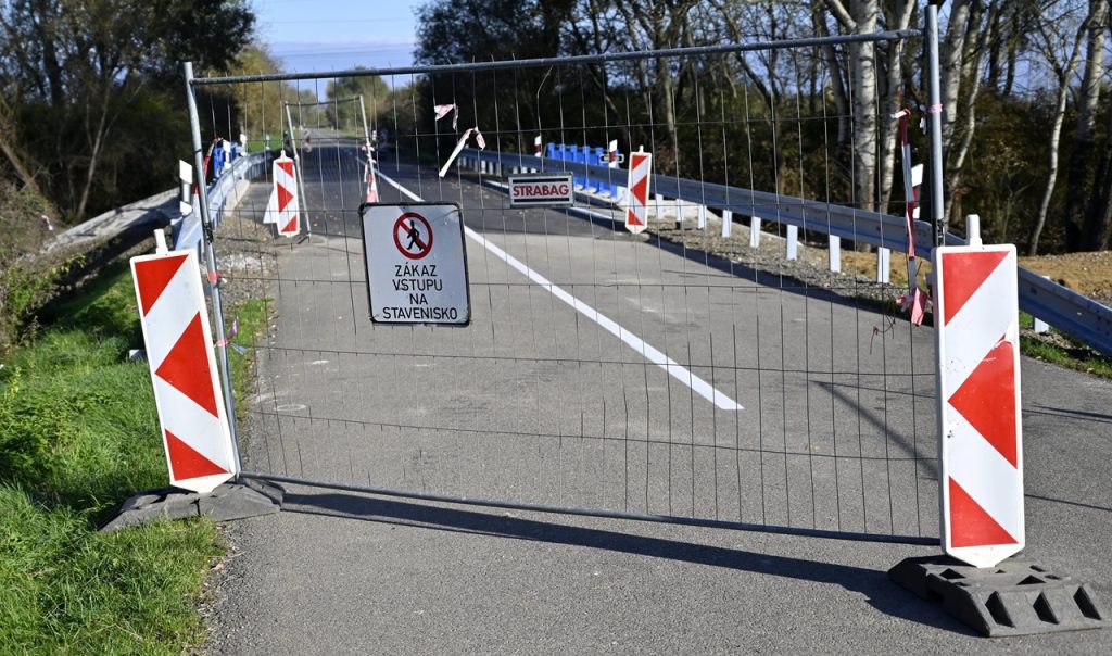 Zrekonštruovaný a uzavretý most cez kanál pred obcou Veľké Raškovce v okrese Michalovce