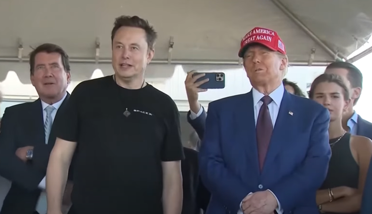 Na snímke vľavo generálny riaditeľ spoločnosti SpaceX Elon Musk a novozvolený prezident USA Donald Trump