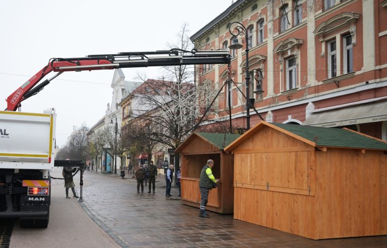 Príprava stánkov na vianočné trhy v Košiciach