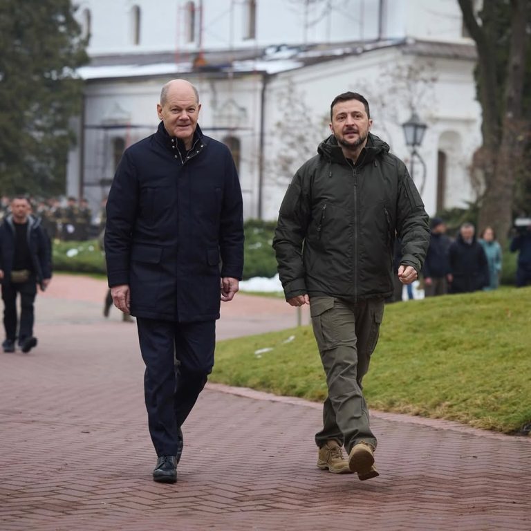 Na snímke nemecký kancelár Olaf Scholz(vľavo) a ukrajinský prezident Volodymyr Zelenskyj