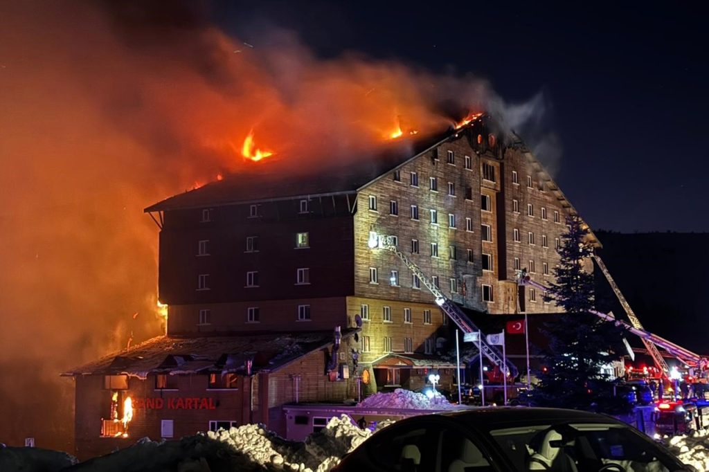 Požiar v lyžiarskom stredisku v Turecku