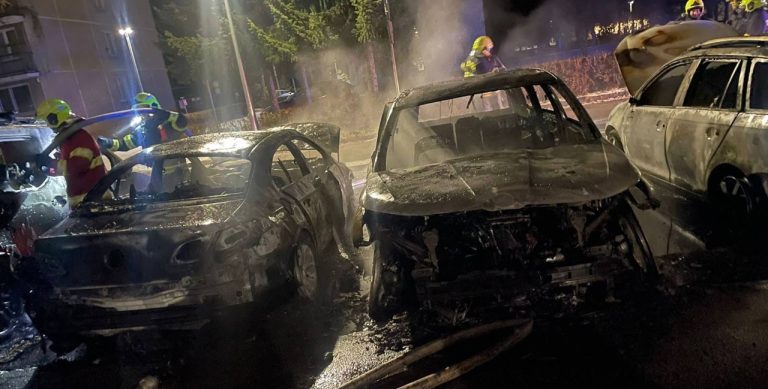 V Žiline horelo ráno auto, požiar sa rozšíril na ďalších sedem vozidiel