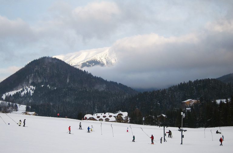 Lyžiari, svahy, celkový pohľad