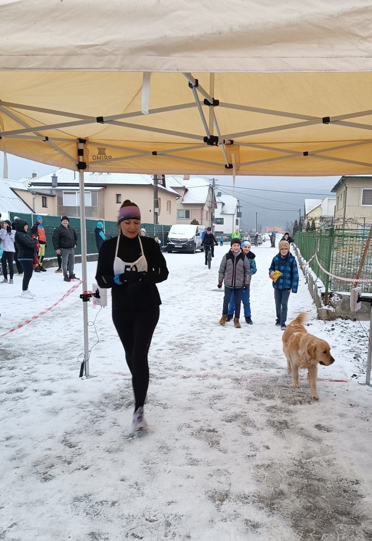 Na Trojkráľovom behu obcou Kriváň sa zúčastnili muži, ženy, deti i pes