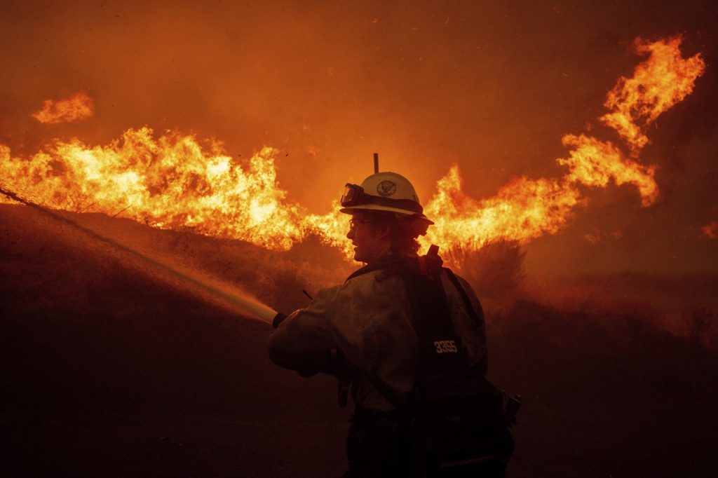 Severne od Los Angeles vypukol nový požiar, evakuácie nariadili desaťtisícom