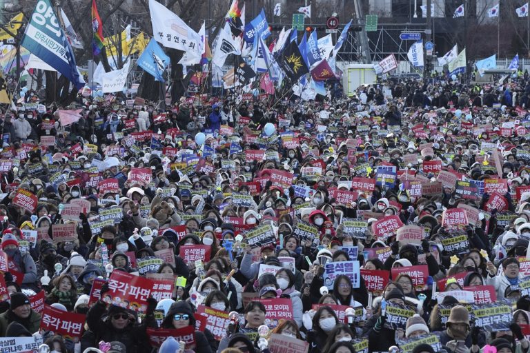 Suspendovaný juhokórejský prezident povolil počas stanného práva použitie zbraní