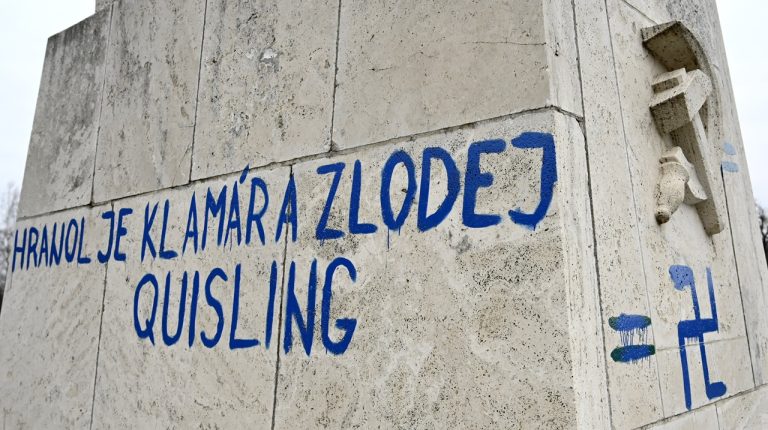 pamätník Dargov pomaľovanie vandalizmus