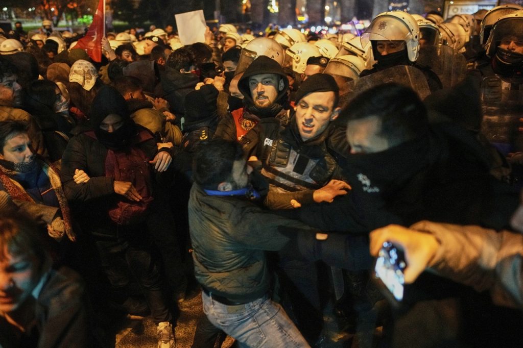 V Istanbule protestovali proti zadržaniu starostu tisíce ľudí