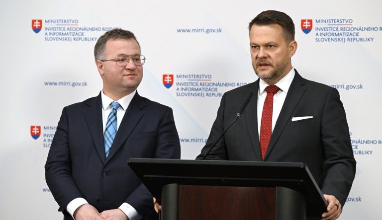 Richard Raši odovzdal Ministerstvo investícií, regionálneho rozvoja a informatizácie SR novovymenovanému ministrovi Samuelovi Migaľovi