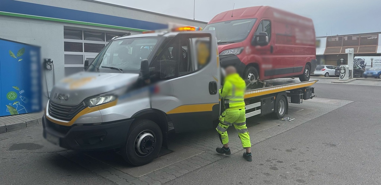 Polícia odhalila porušenia predpisov u nákladných vozidiel a autobusov