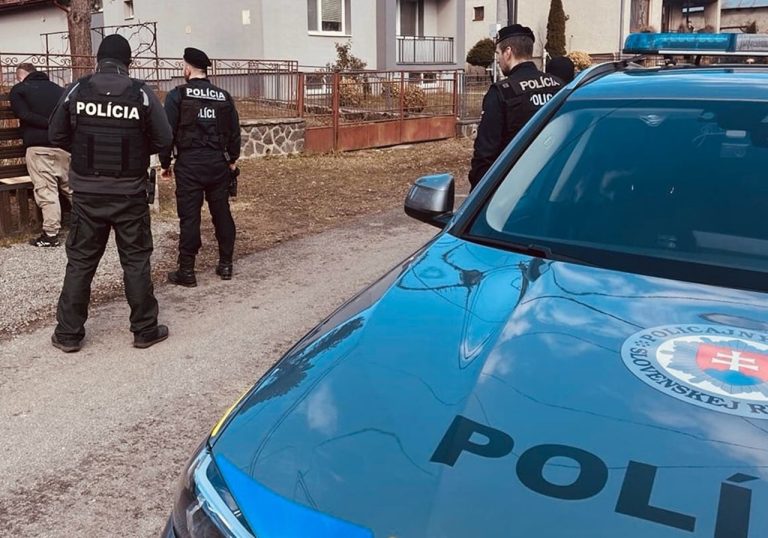 Polícia zadržala muža, mal sa vyhrážať žene zabitím