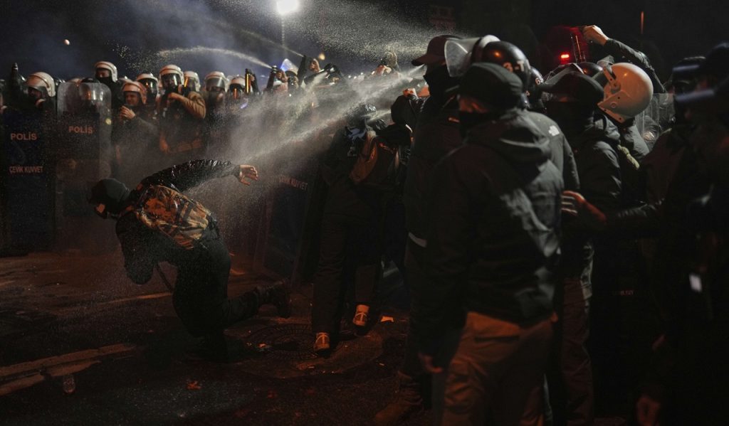 Proti zadržaniu Imamoglua protestovali obyvatelia v Turecku protesty v Turecku